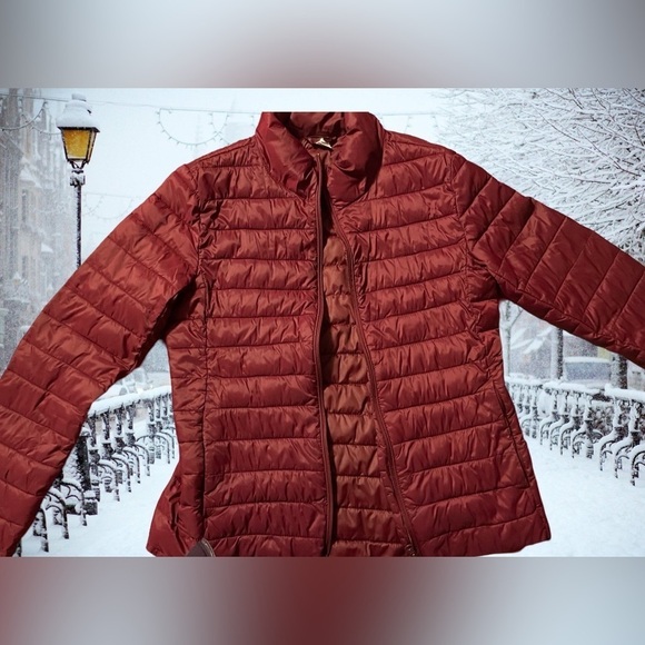 Old Navy Jackets & Blazers - Maroon Old Navy puff coat size small. Puffer coat. Baby it’s cold outside 🩵